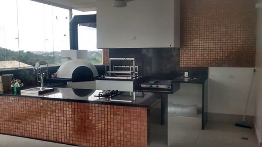 Churrasqueira em alvenaria com coifa em inox