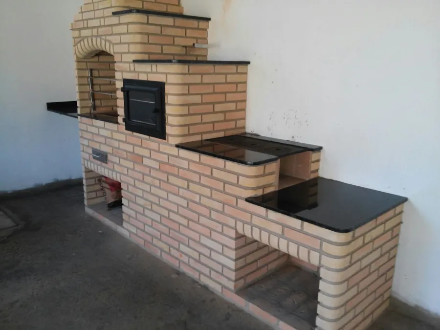 Churrasqueira de tijolinho com forno e balcão