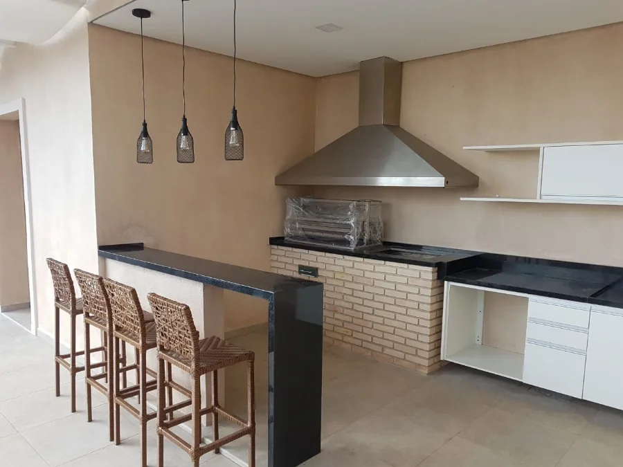Churrasqueira e forno em área gourmet com bancada