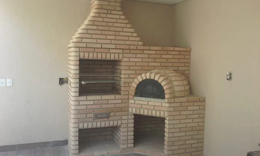 Churrasqueira e forno caipira em tijolinho à vista construídos pela Reis Lazer & Cia