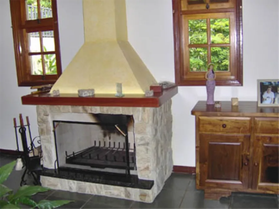 Lareira em alvenaria com revestimento claro em sala de estar